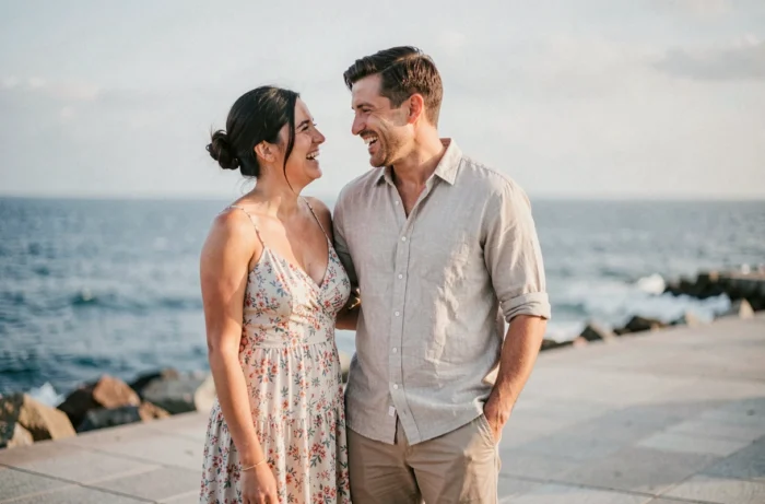Adriana Tuchyna et Casey Stoner en couple lors d'une promenade au bord de la mer en Australie